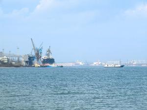 Найбільші вантажні потужності є саме у морського порту Південний