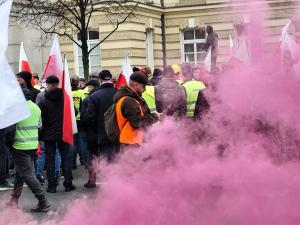 Протестувальники блокують деякі під'їзди до столиці, а в центрі міста