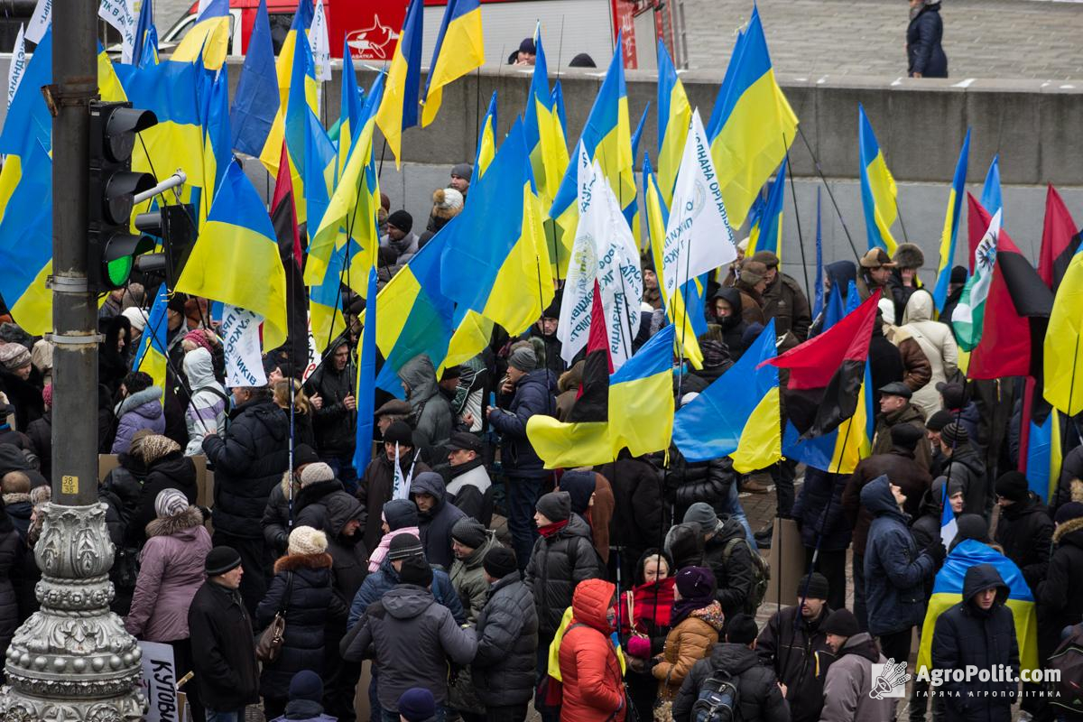 Хто прийшов говорити про "Укрспирт" під вікна Гройсмана ― ВІДЕО