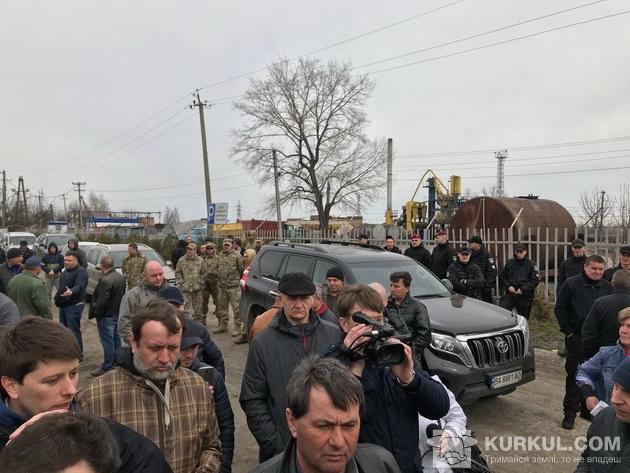 Фермери приїхали до складів Імперії-Агро за своїм товаром (оновлюється)