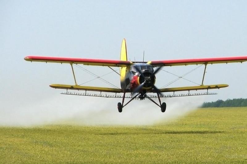 Порошенка просять заборонити авіаобробку полів хімікатами