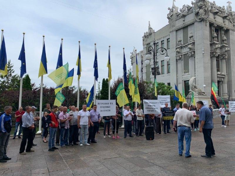 Зараз під Адміністрацією президента аграрії проводять акцію, щоб зупинити рейдерство