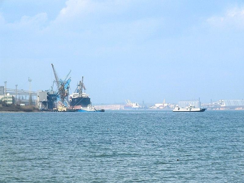 Найбільші вантажні потужності є саме у морського порту Південний