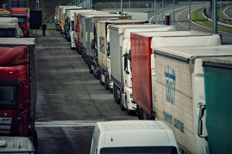 Водії декілька тижнів залишаються у черзі, яка простягнулася на декілька кілометрів