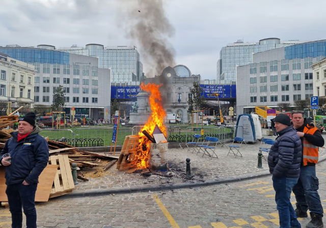 Кільце тракторів оточило площу Люксембург біля Європейського парламенту