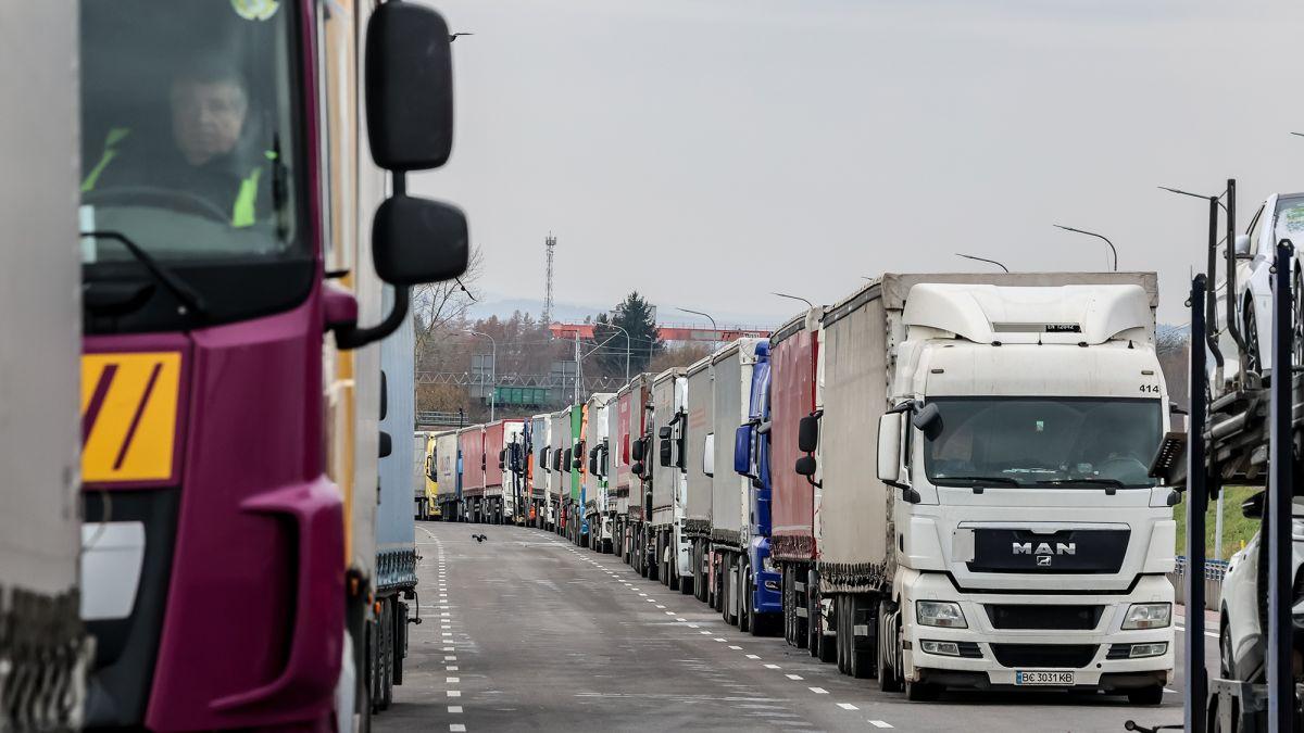 Ускладнення руху транспорту на зазначеному маршруті можливе на в’їзд до Польщі, а також на виїзд з неї