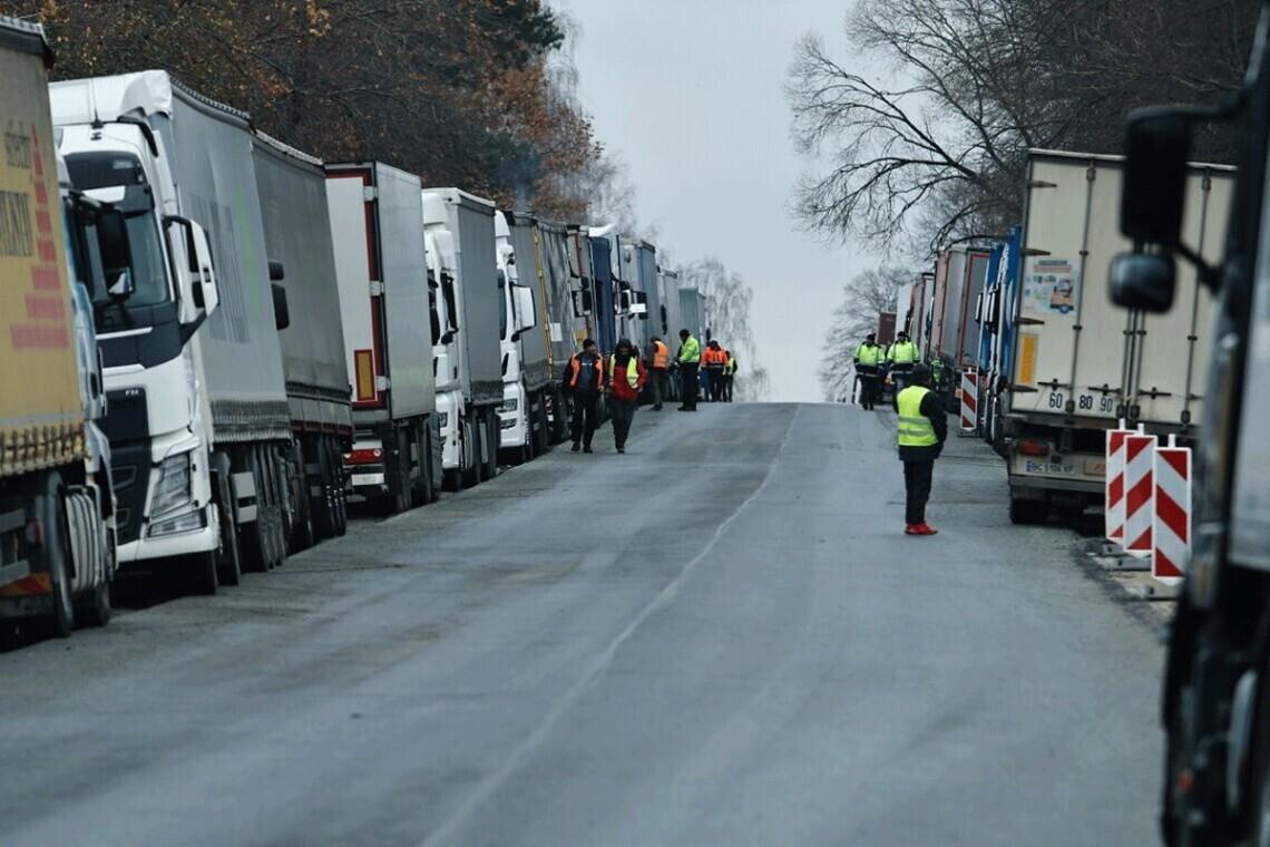 Протестувальники пропускатимуть лише порожні фури