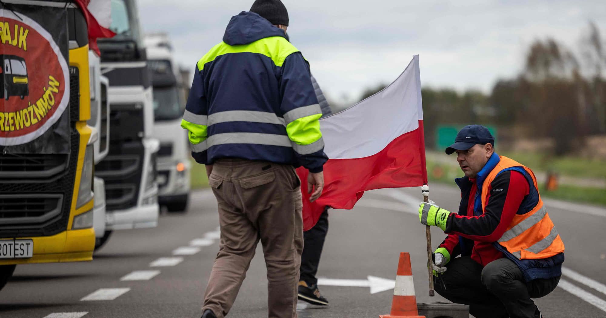 Польські аграрії жорстко обмежили рух вантажівок на українському кордоні